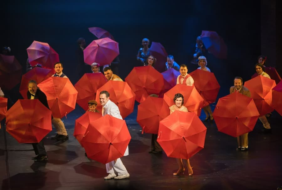 Recenze: Zpívání v dešti - nesmrtelná melodie minulosti znovu ožívá