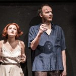 KOČKA NA ROZPÁLENÉ PLECHOVÉ STŘEŠE - foto 2