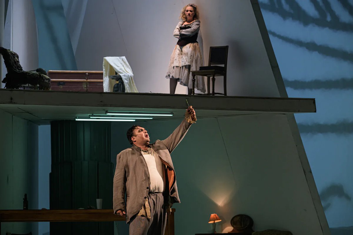 Sweeney Todd ve Státní opeře — Adam Plachetka jako Sweeney Todd s břitvou, nad ním Barbora Perná jako paní Lovettová