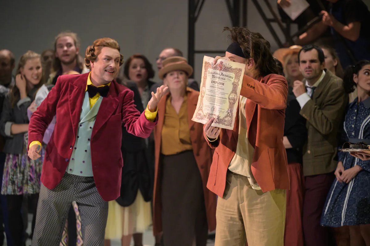 Sweeney Todd ve Státní opeře — Martin Šrejma jako Adolfo Pirelli mezi Sborem Státní opery v barevných kostýmech