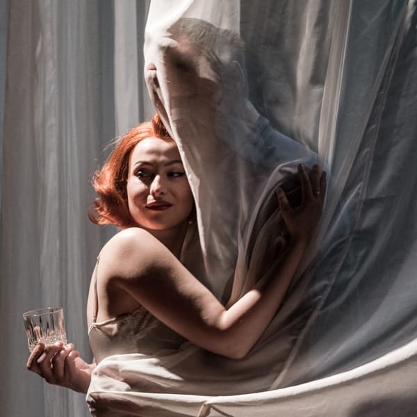 KOČKA NA ROZPÁLENÉ PLECHOVÉ STŘEŠE